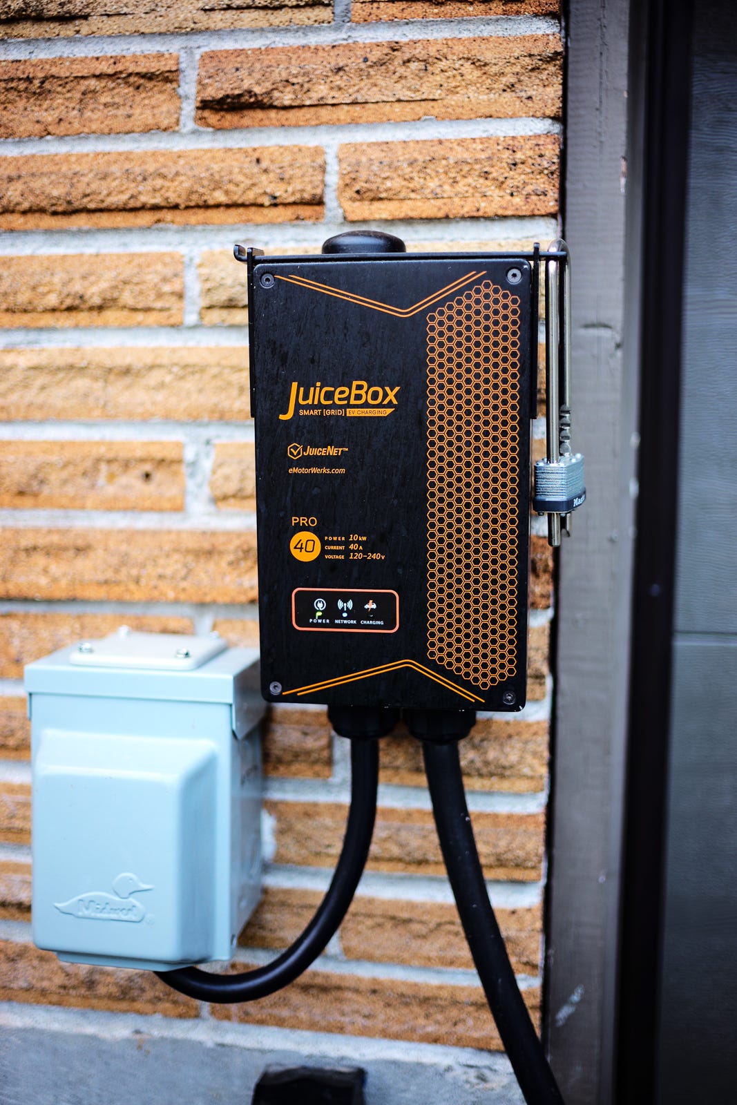 Illustration principale montrant un véhicule électrique en recharge avec une borne de recharge dans un contexte moderne