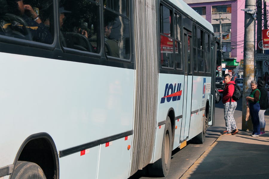 Moradores de Porto Alegre, Viamão e Alvorada relatam como é conviver com a  buraqueira