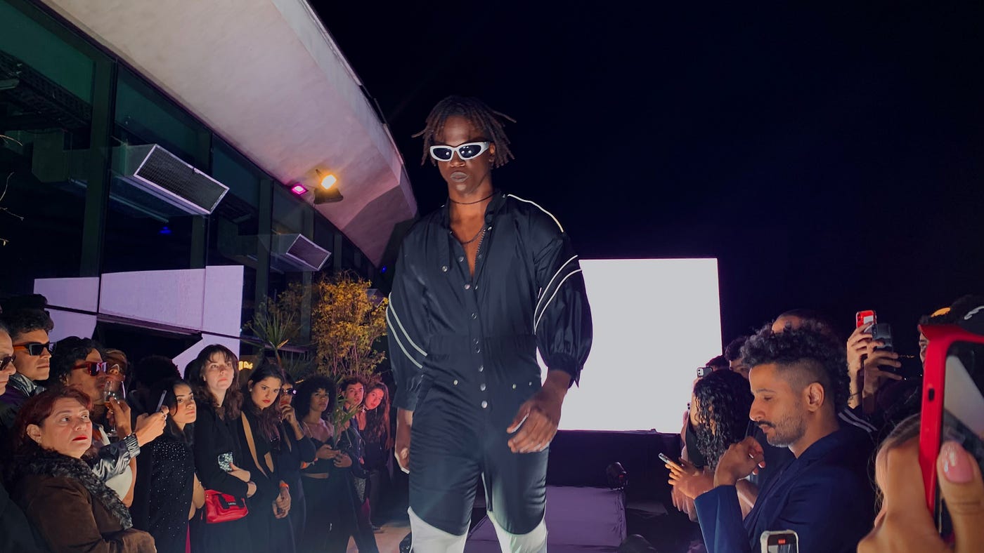 Estética Y2k e punk se destacam em fashion show da MAXIMA