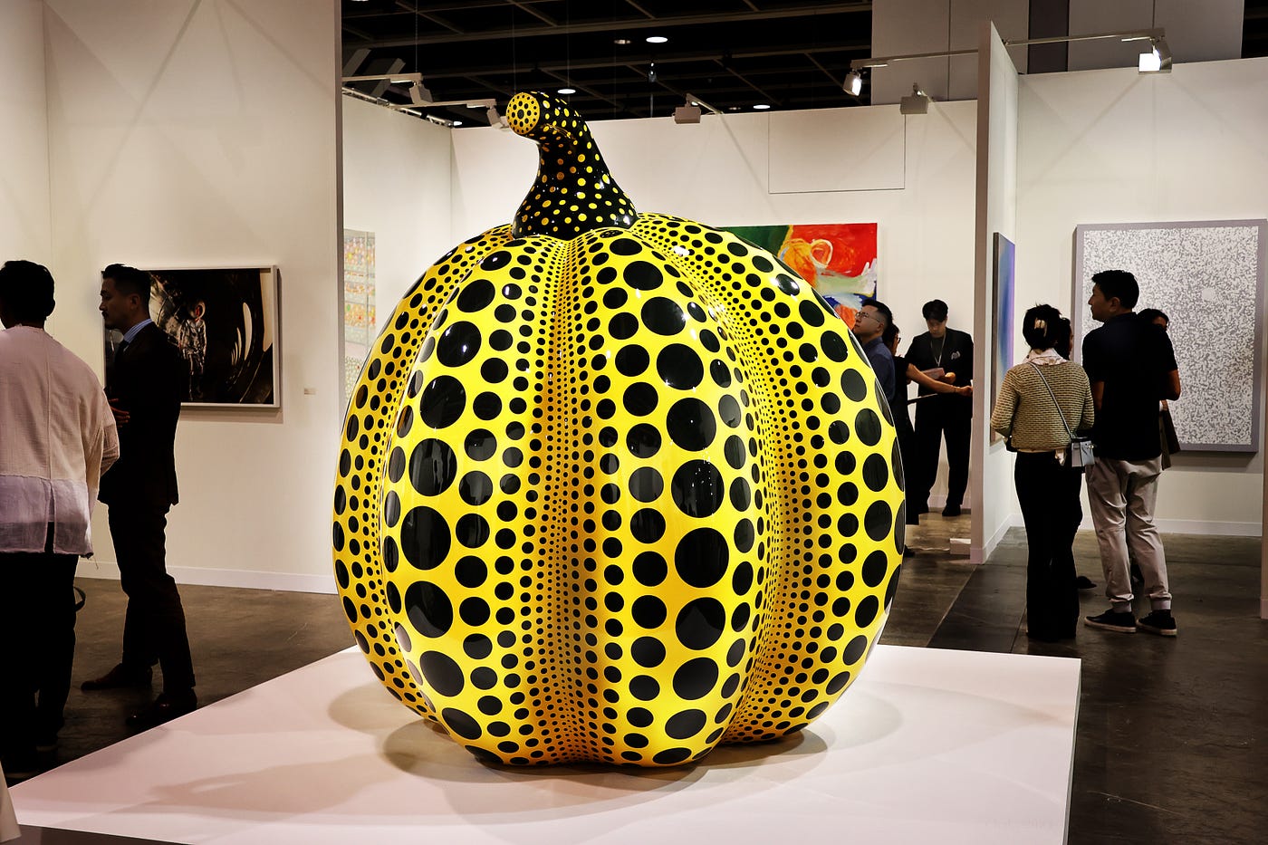 Art Basel 2023  與隱性暴力》翟宗浩極權資本主義前些日子中文大學藝術系譚偉平老師，領着碩士班同學們蒞臨火炭工作室，談話頭一度指涉文化暴力，時間所限只粗略介紹過表面施暴，緊迫中没能細説分明⋯⋯…  - Chak 翟宗浩- Medium