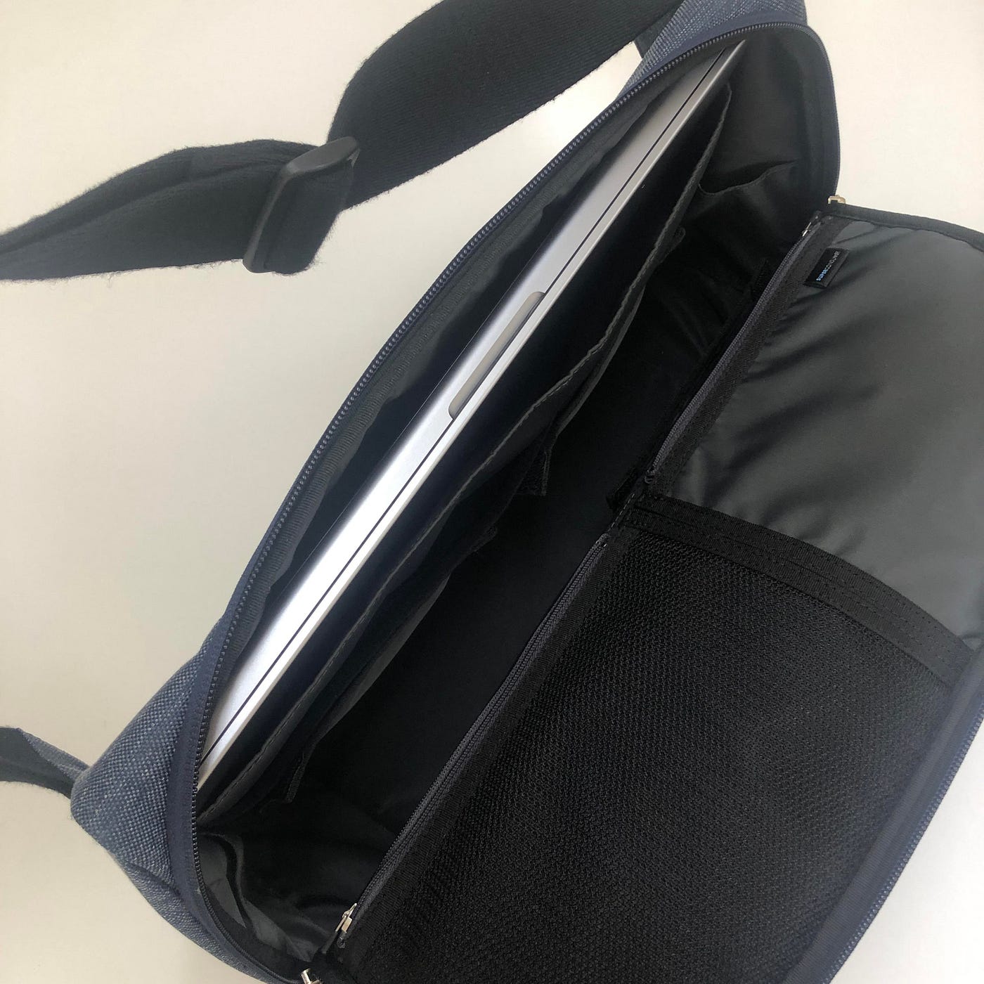 靴/バッグ MacBook Pro 2015 あたらしいMacBook ProはひらくPCバッグシリーズ・かわるビジネス