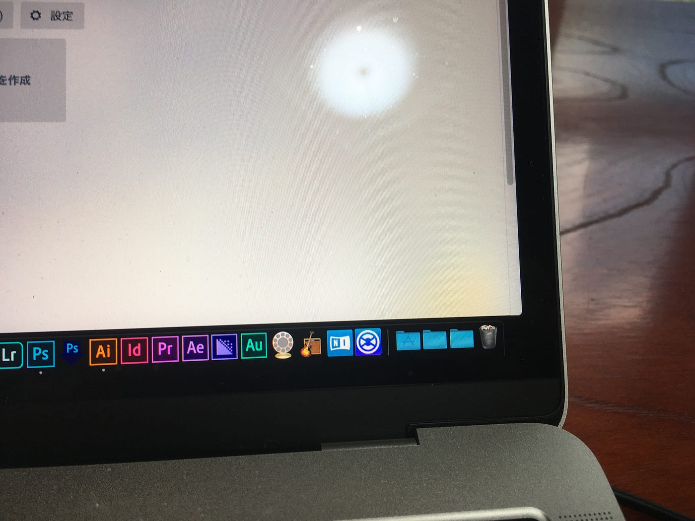 悲報】1年2ヶ月しか使ってないMacBook Proに早くもガタが来ている件