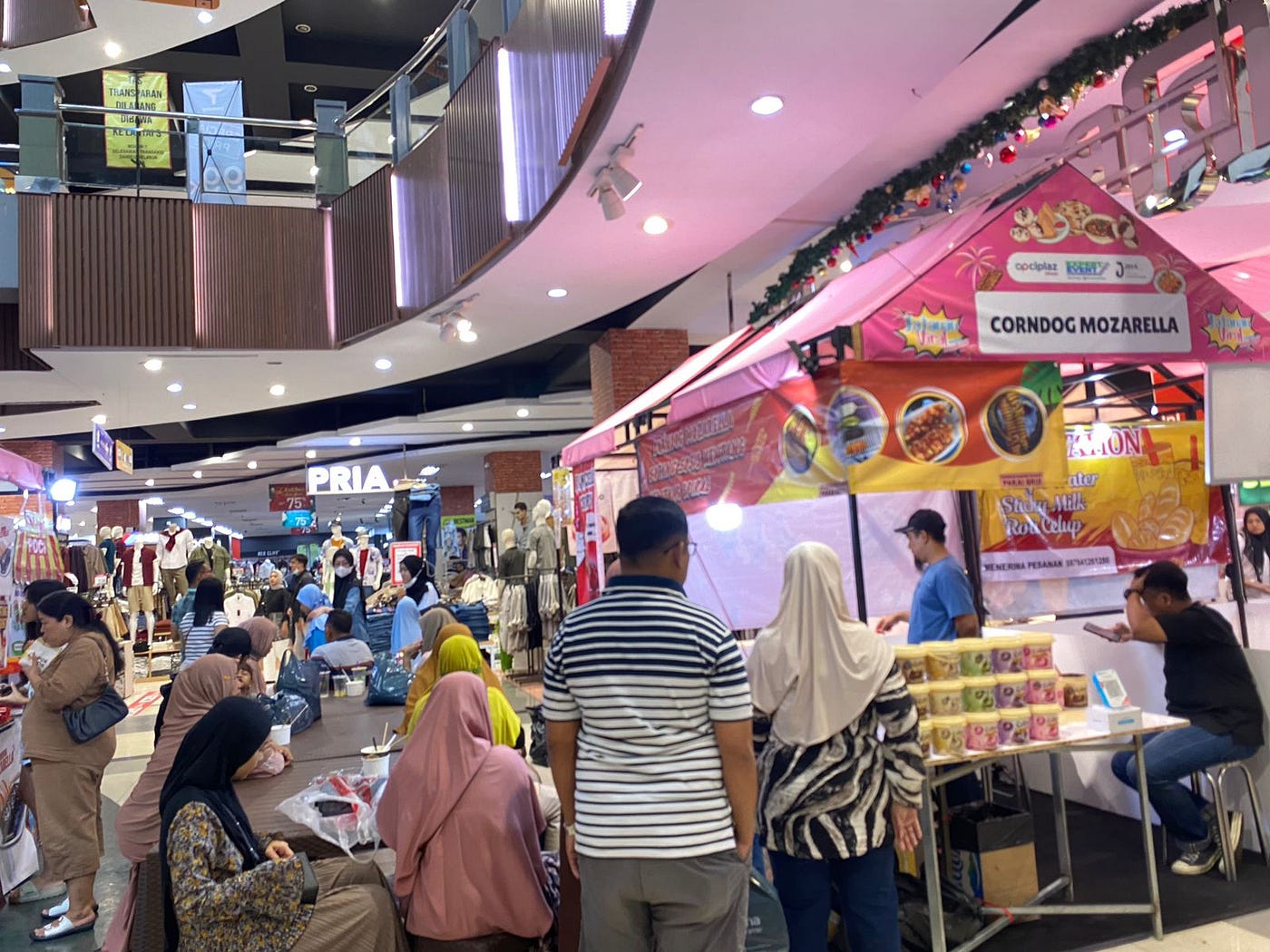 Antusiasme  Pengunjung Padati Bazar UMKM di Ramayana Mall