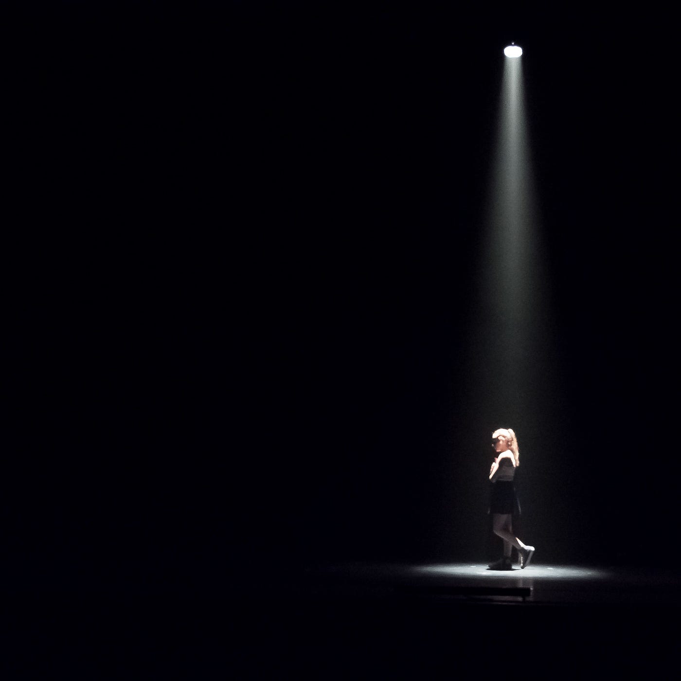 效應之書】別想太多了，其實根本沒人在註意你— 聚光燈效應Spotlight Effect - 故事人- Medium