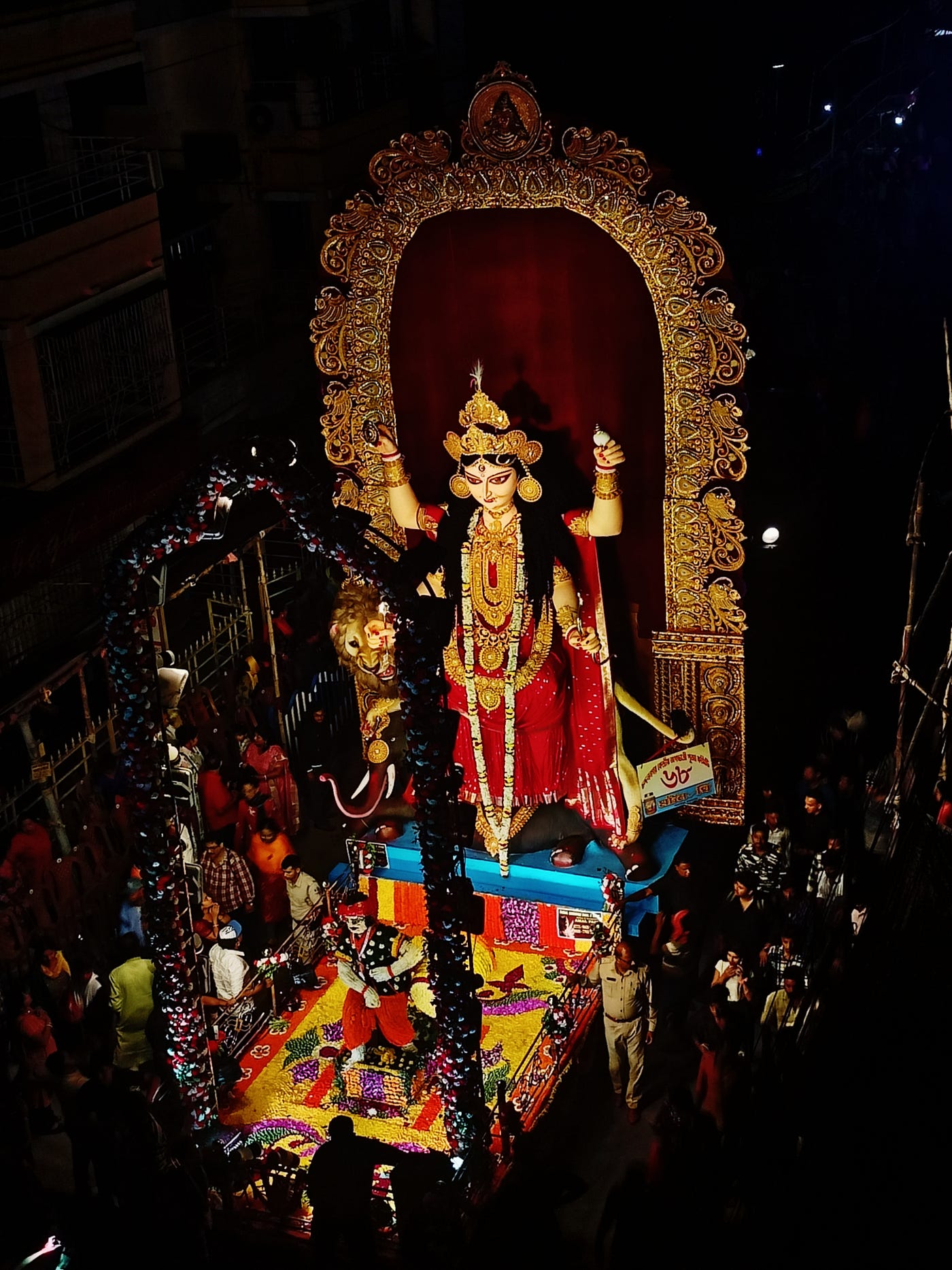 SwarnaMaa or Gold Goddess of Helapukur wearing gold jewelry from head to toe / Photo by the author