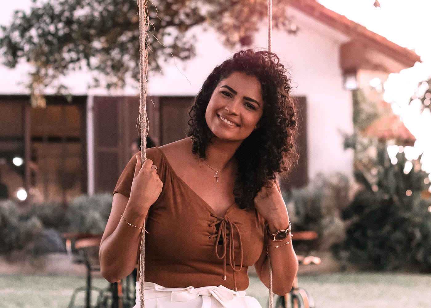 그네에 앉아 자신 있게 미소 짓는 여성은 남을 기쁘게 하려는 노력을 극복한 후의 자유와 자기 수용을 상징합니다.<BR>