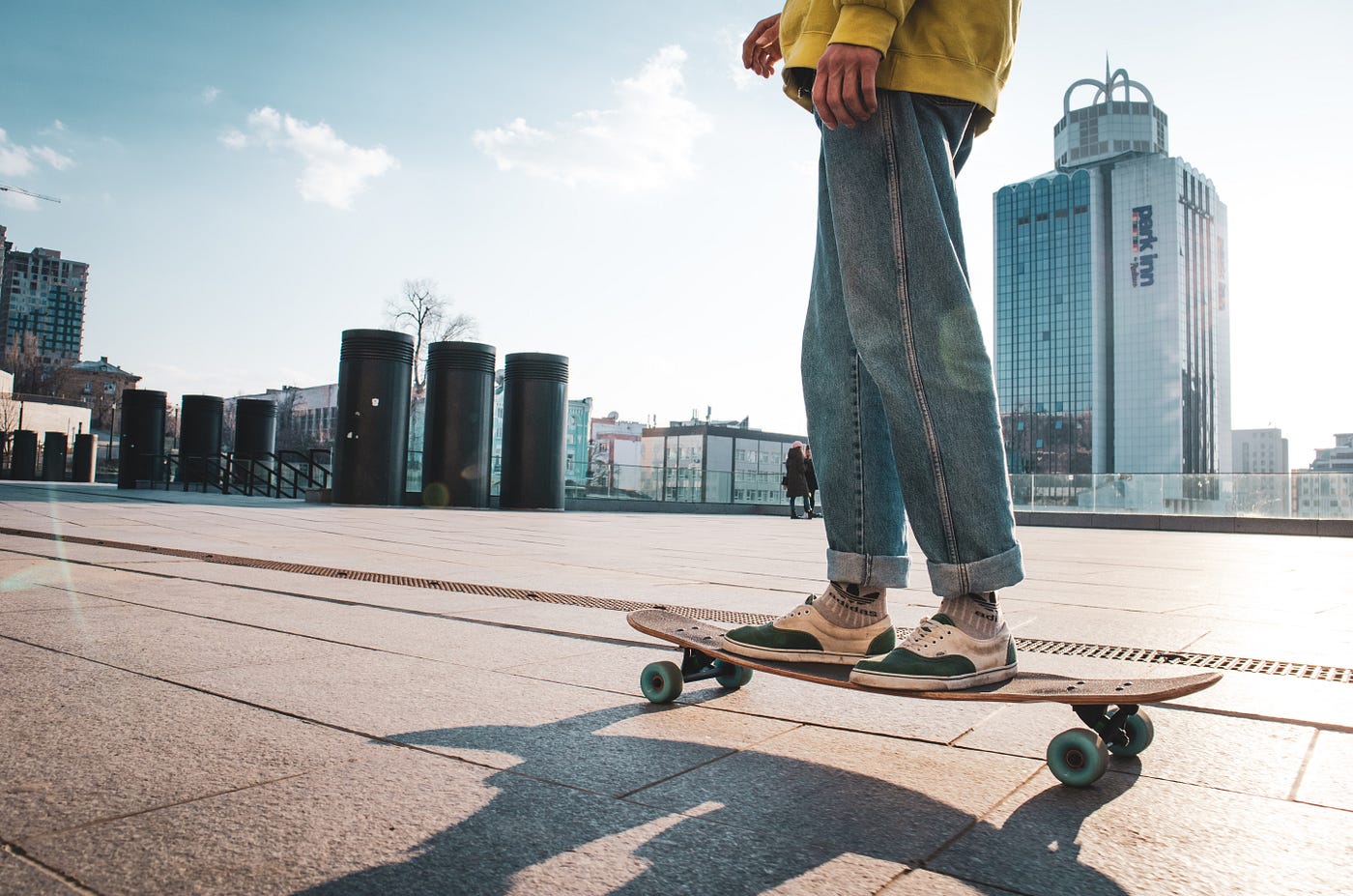 6 Reasons to Ditch A Car and Use An Electric Skateboard to Commute | by  Gillian GUO | Medium
