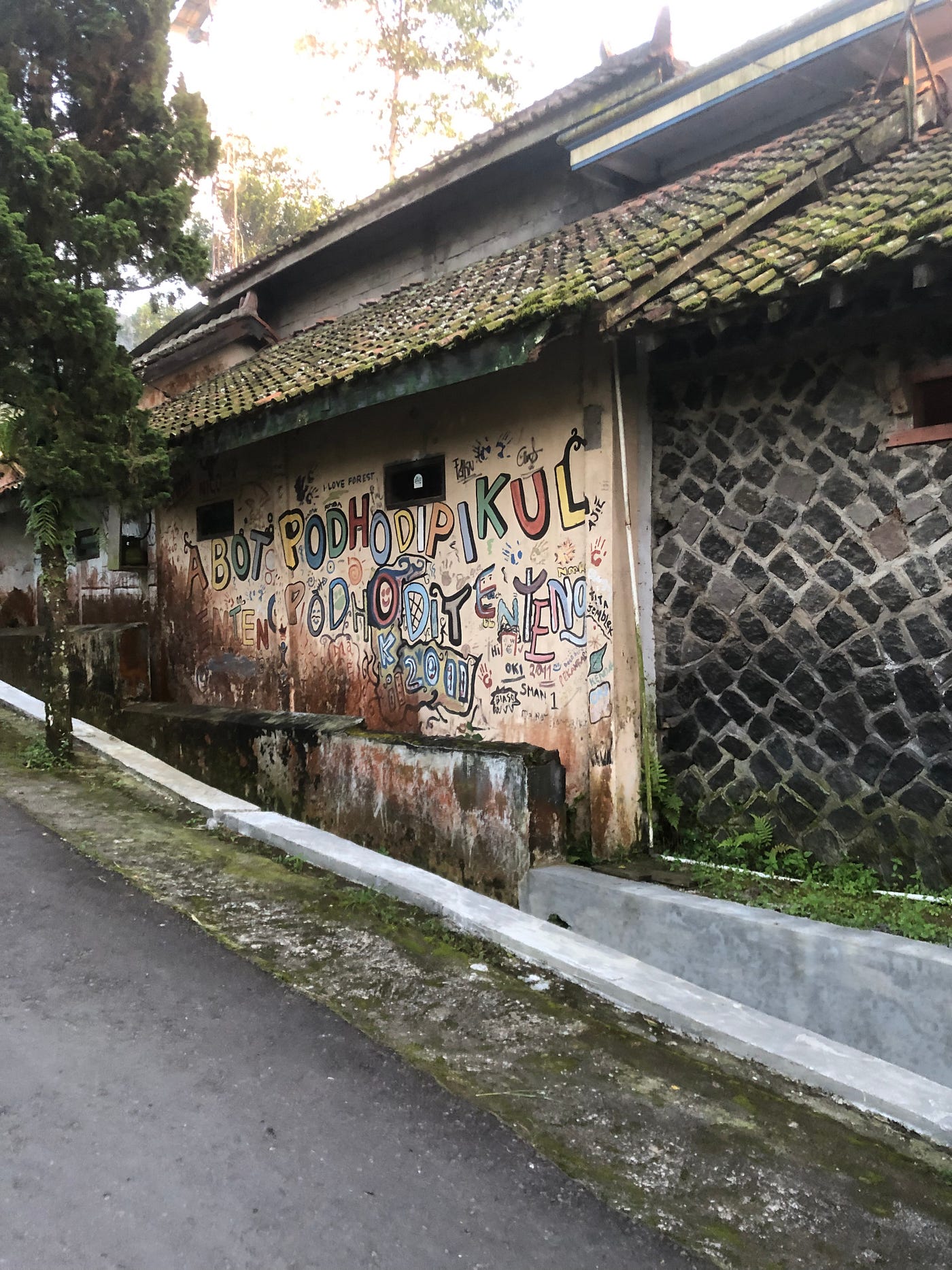 Tembok Kusam