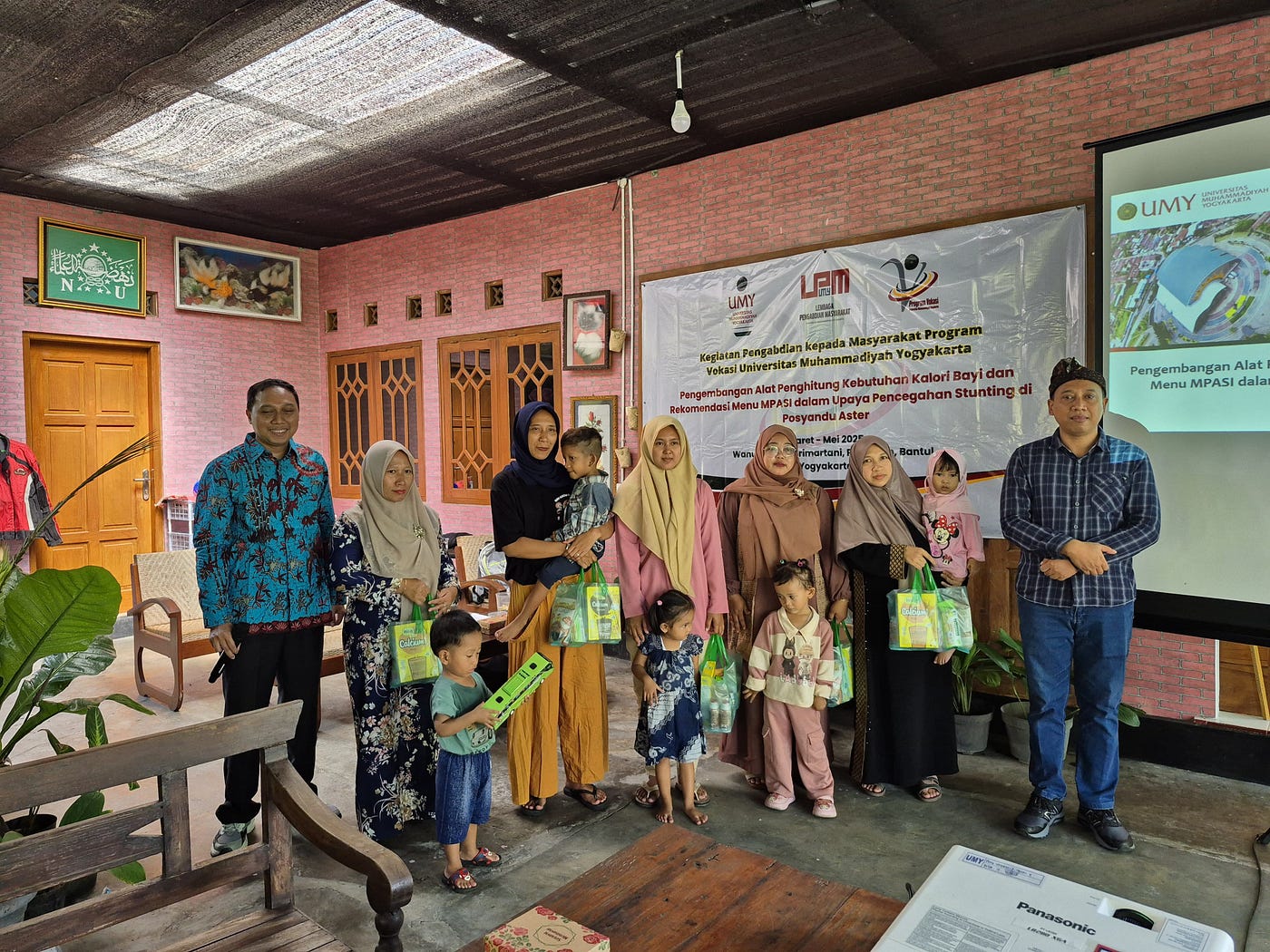 Cegah Stunting, Tim UMY Ciptakan Timbangan Cerdas dan Latih Kader Posyandu Wanujoyo Lor