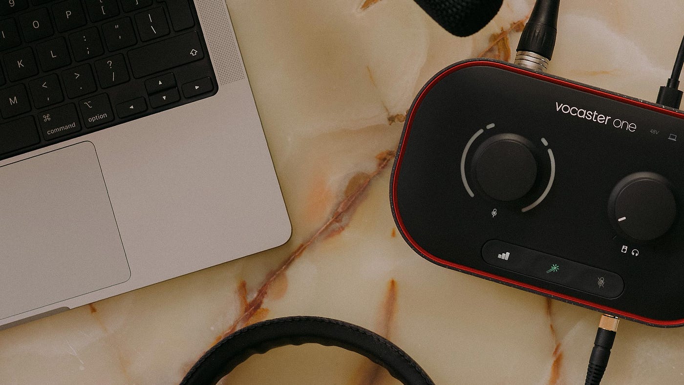 Focusrite Vocaster Two Review: De Ultieme Audio Interface voor Podcasters en Streamers in 2026?