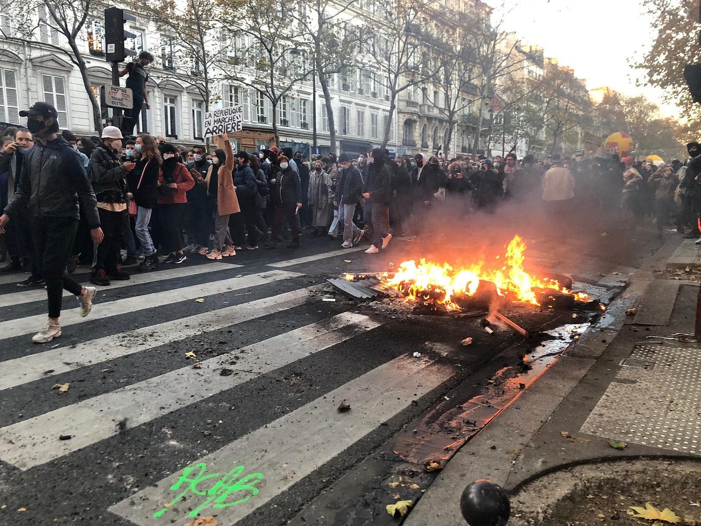 “Le déshonneur français”: les violences policières vues de l’étranger