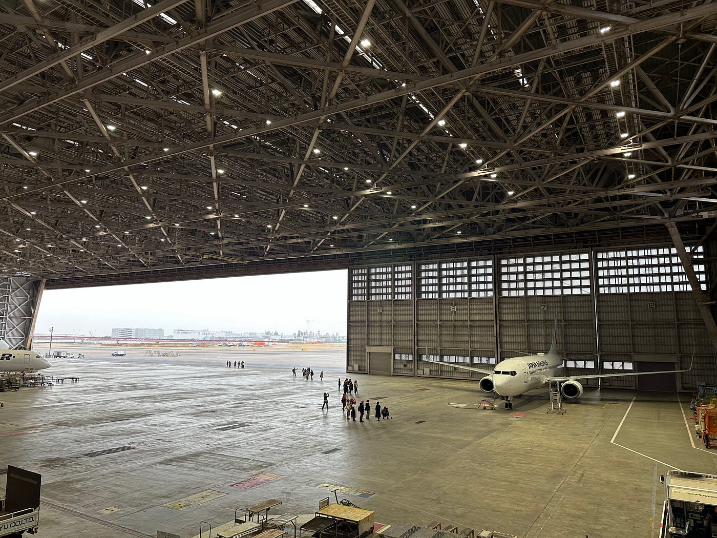 B737