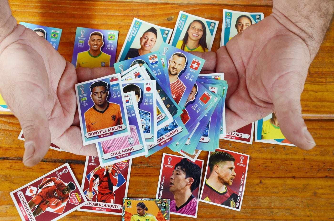 Como os álbuns da Copa reativam a cultura do futebol nas novas gerações