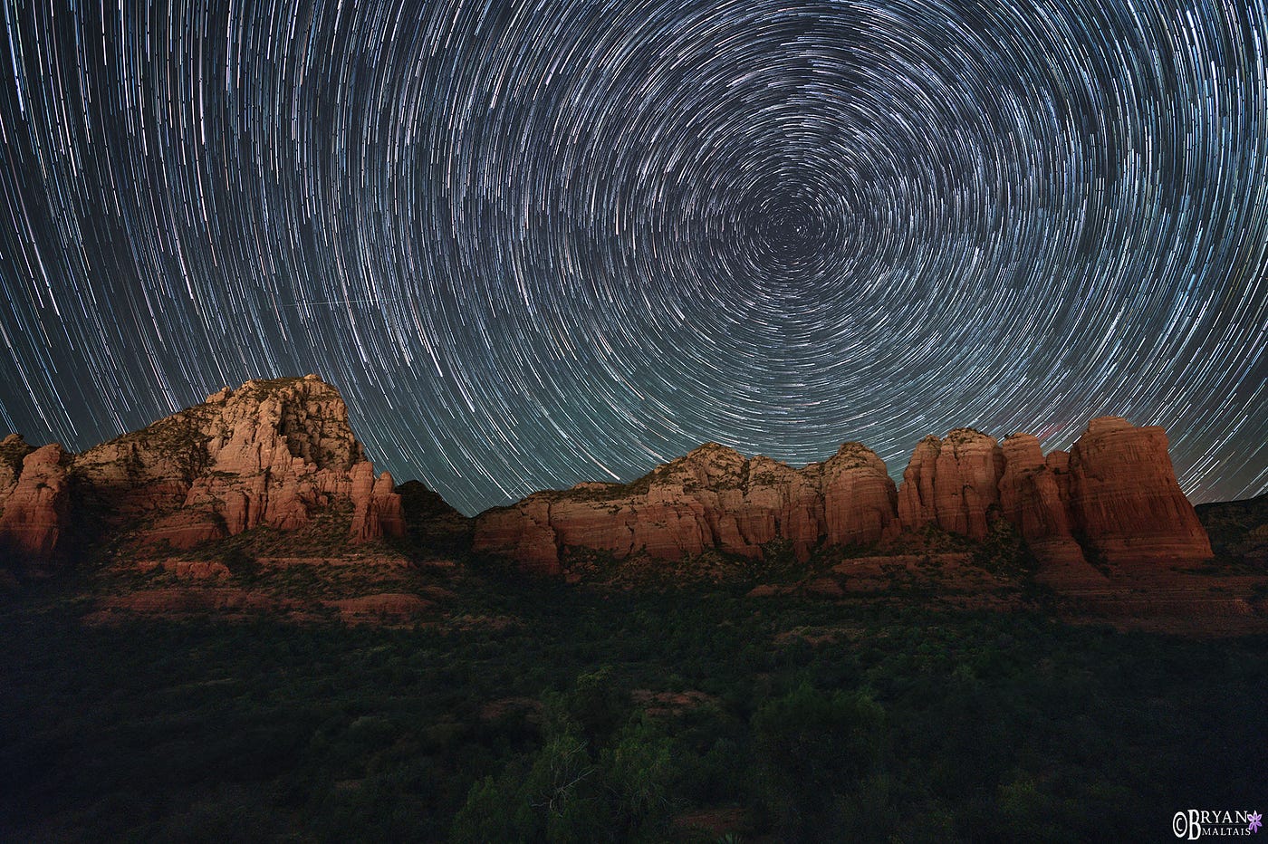 Foto “Star Trail’, mempelihatkan bintang Polaris yang berada di tengah lingkaran, tepat di arah Utara. Foto ini diambil menggunakan metode Long Exposure selama 3–4 jam. Sumber tertera.