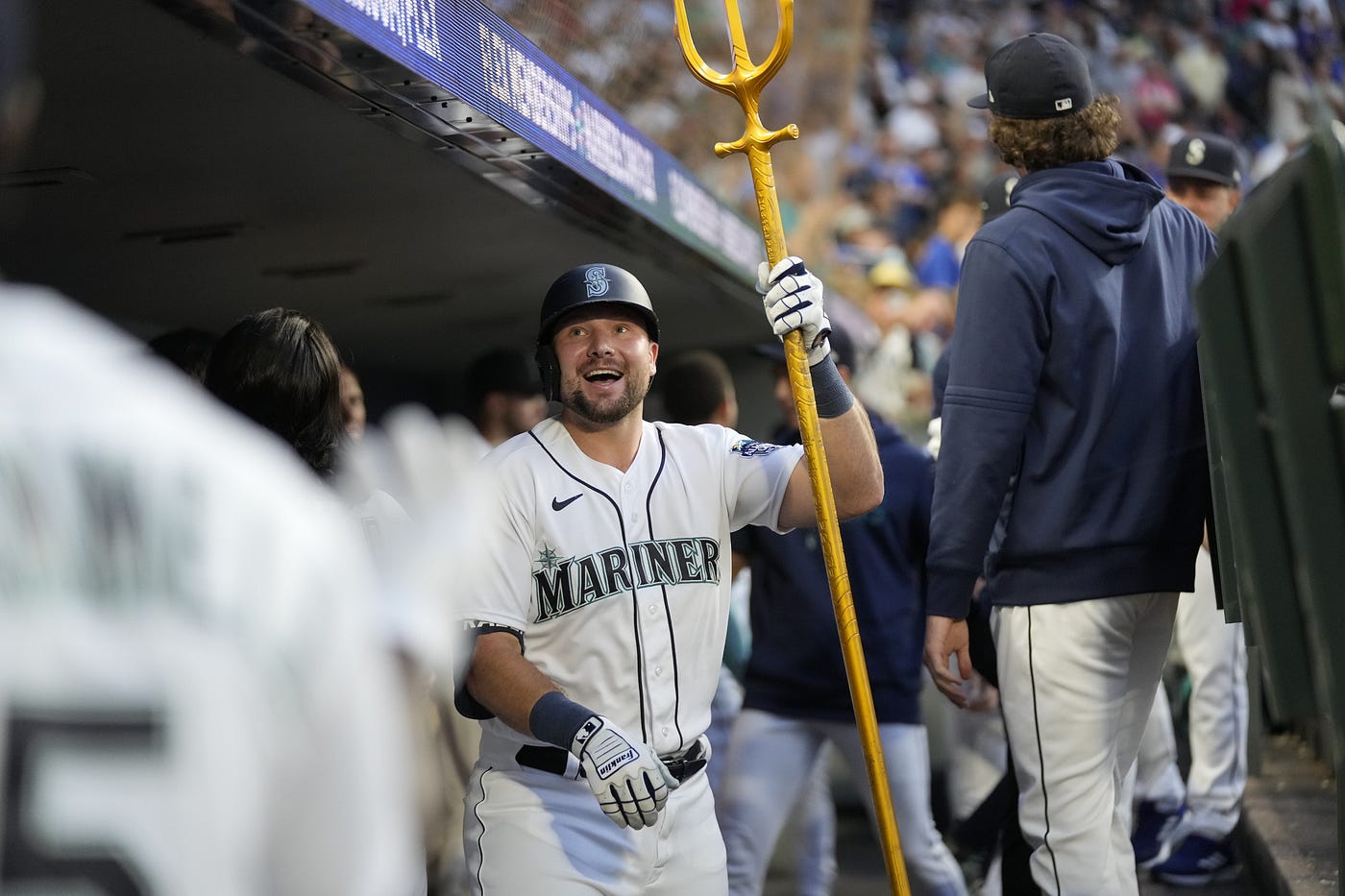 Cal Raleigh's first homer for Mariners at Camden Yards leaves the