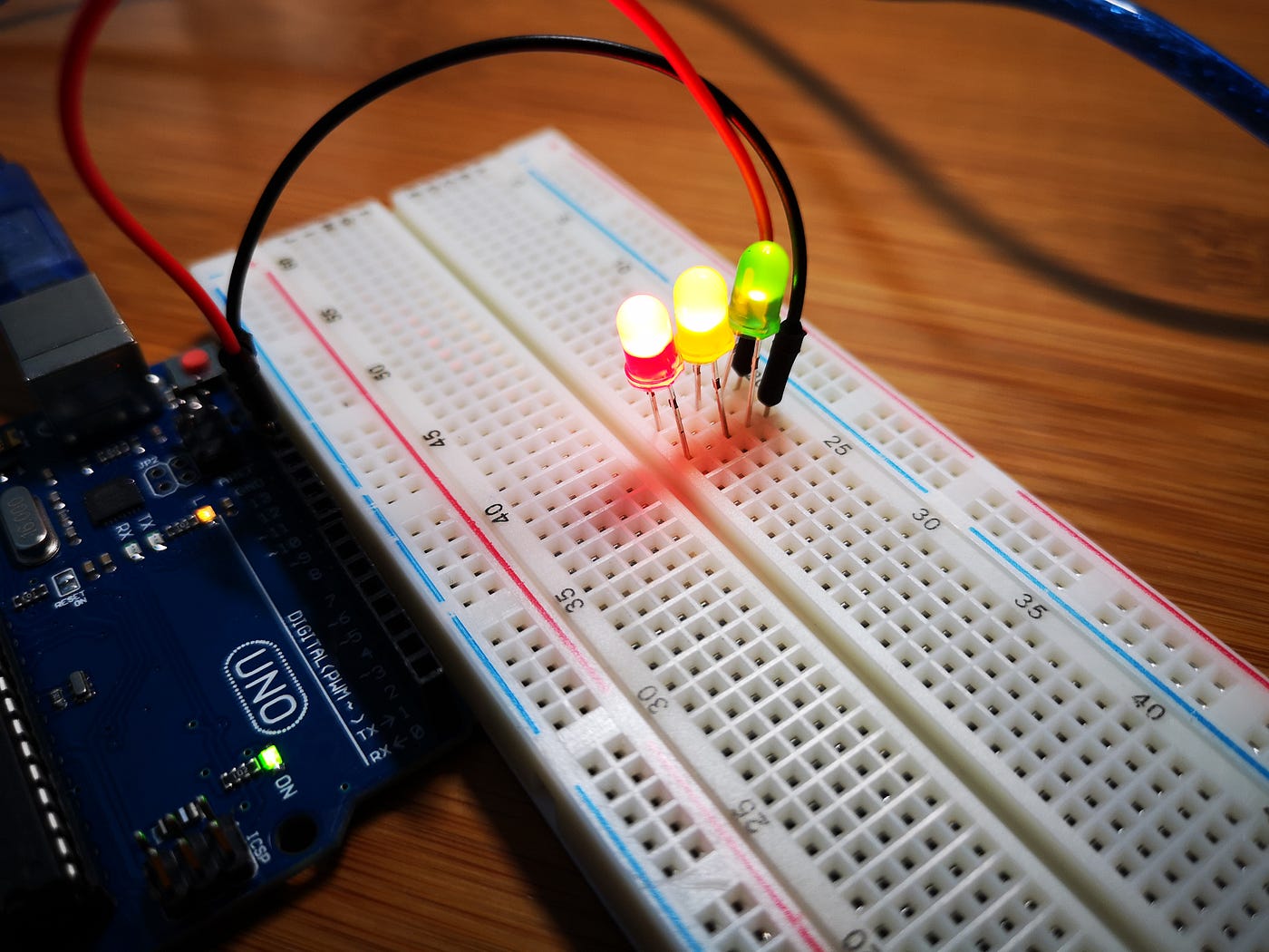 Weekend Arduino Projects for Parents and — “LED traffic light — Ready, set, go!” | by Jayden Chua | Medium