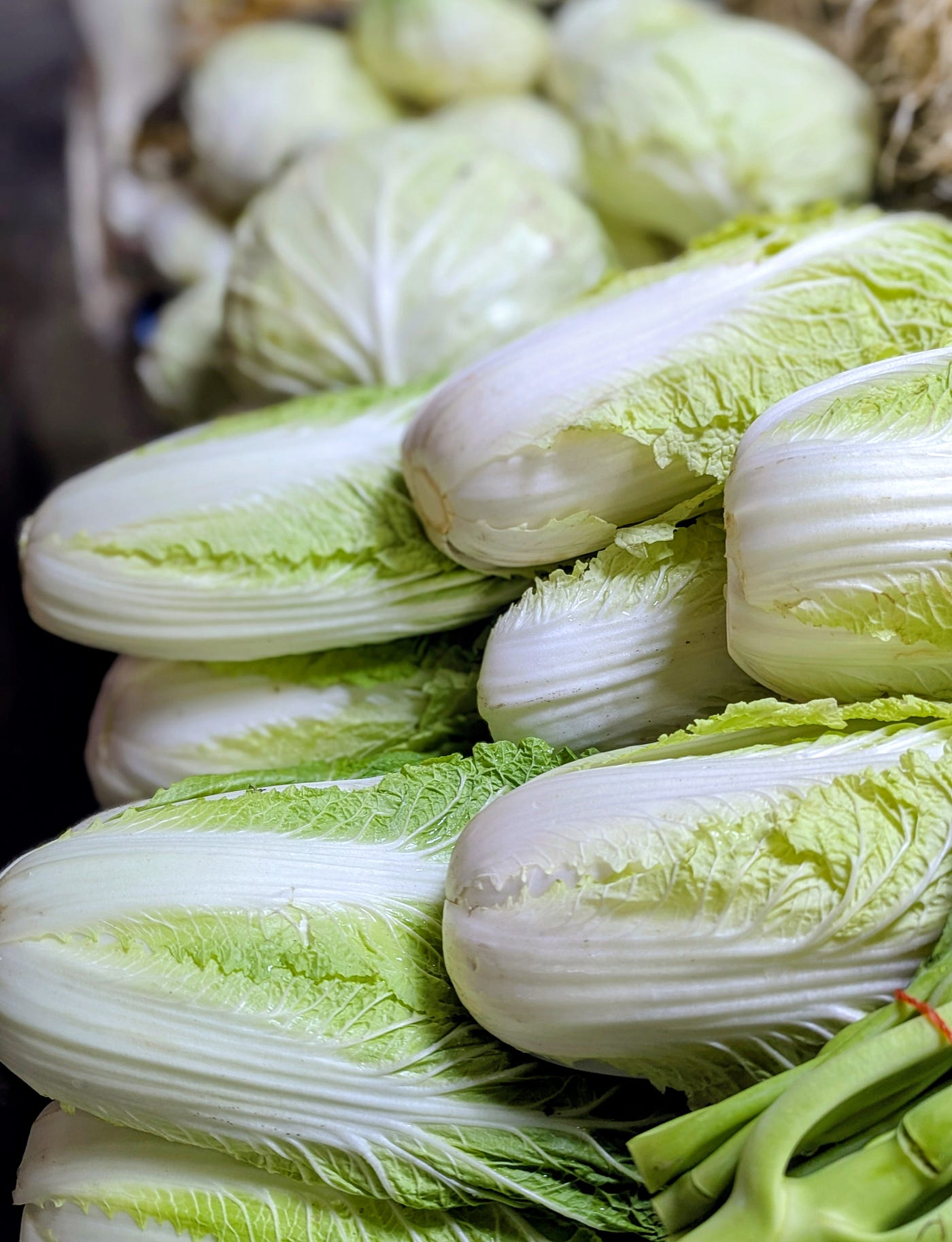 Vendors might label produce as plod phit (pesticide-free) or san phit (safe), but this is usually a marketing term rather than a strict organic guarantee.