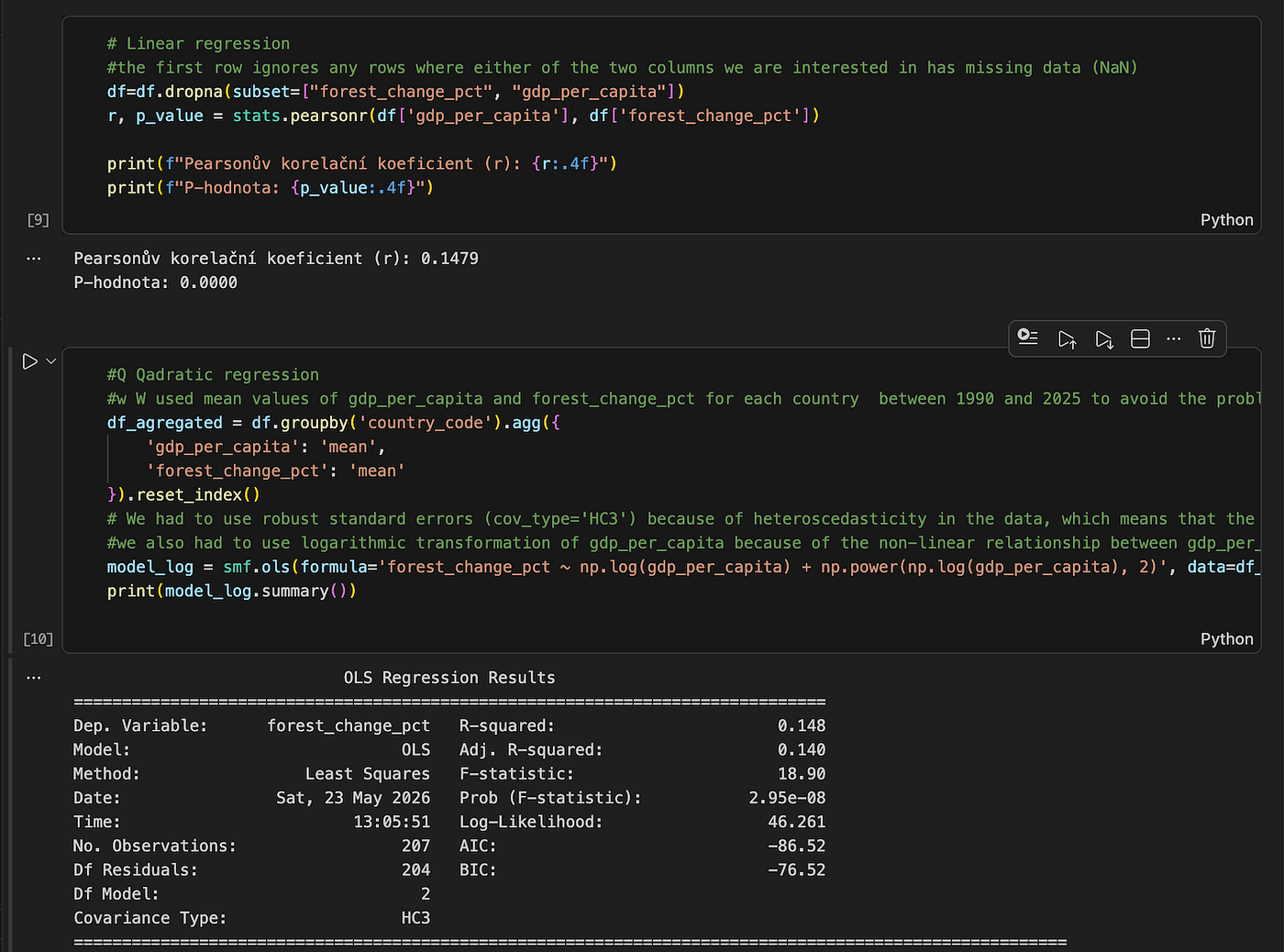 Výsledky lineární a kvadratické regrese v Pythonu. Pearsonův korelační koeficient r = 0,1479 (p < 0,001) potvrzuje slabý, ale statisticky průkazný vztah mezi HDP na osobu a změnou lesního pokryvu. Kvadratický regresní model (R² = 0,148) naznačuje tvar Kuznetsovy křivky — model jako celek je statisticky průkazný (F = 18,90, p < 0,001). Zobrazený kód je výsekem — celý skript je dostupný v našem GitHub repozitáři.