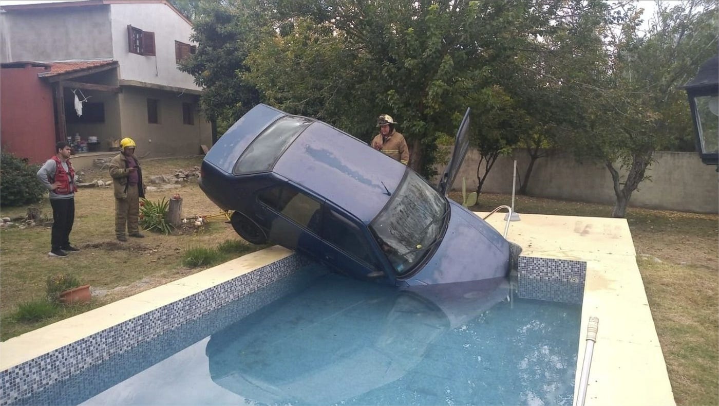 Manejaba alcoholizado y terminó con el auto adentro de una pileta