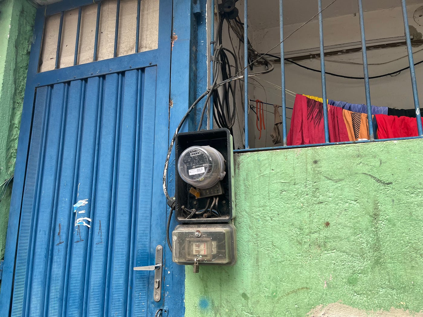 Enel troca relógios sem técnicos ou aviso aos moradores