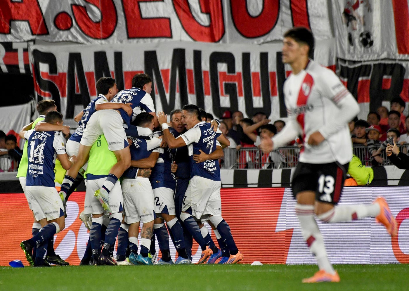 River perdió y sonó el “que se vayan todos” en una noche de escándalo