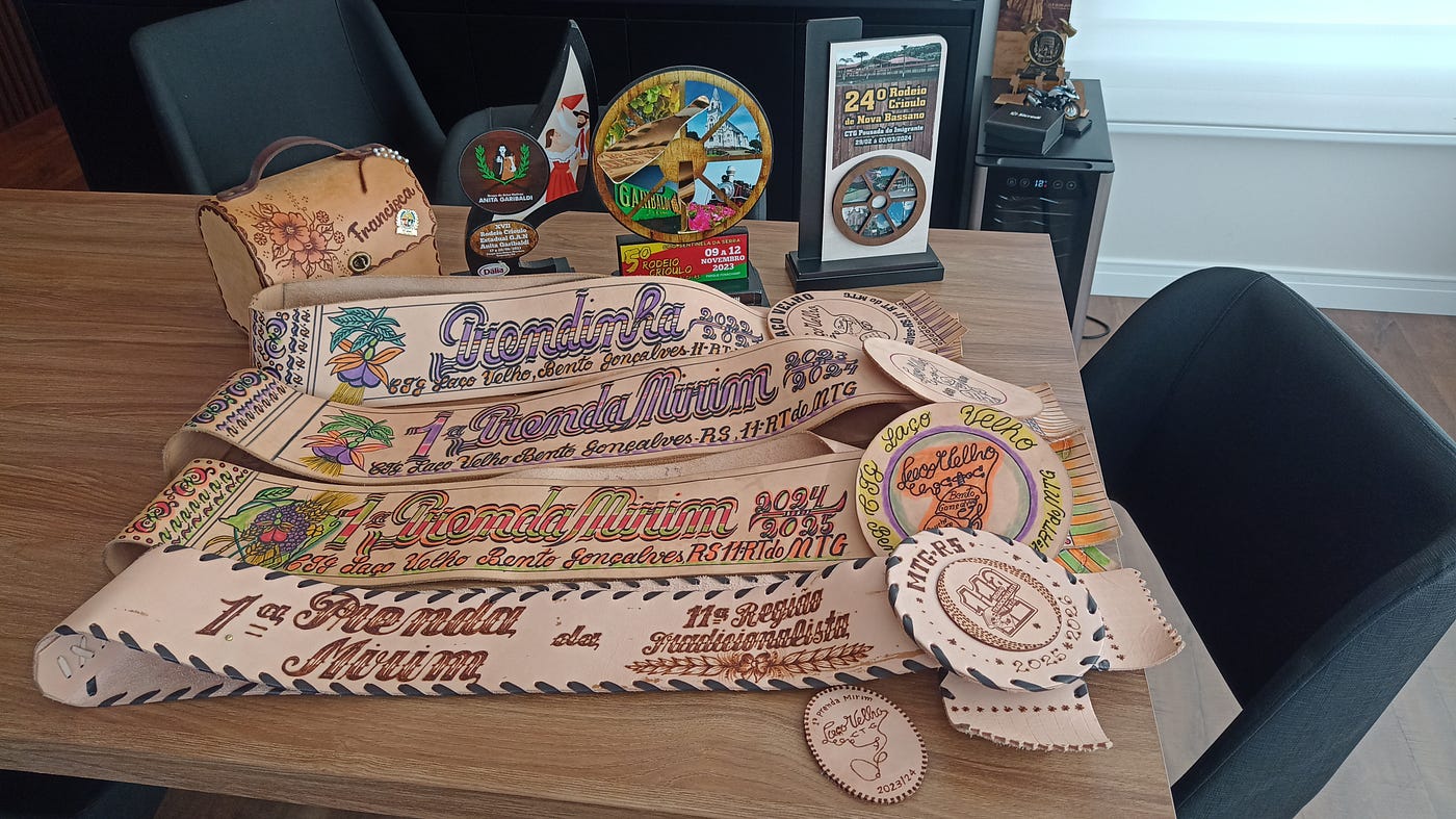 Na primeira foto, materiais que foram feitos por Francisca para a Ciranda Cultural de Prendas. Na segunda, todas as faixas e troféus conquistados.