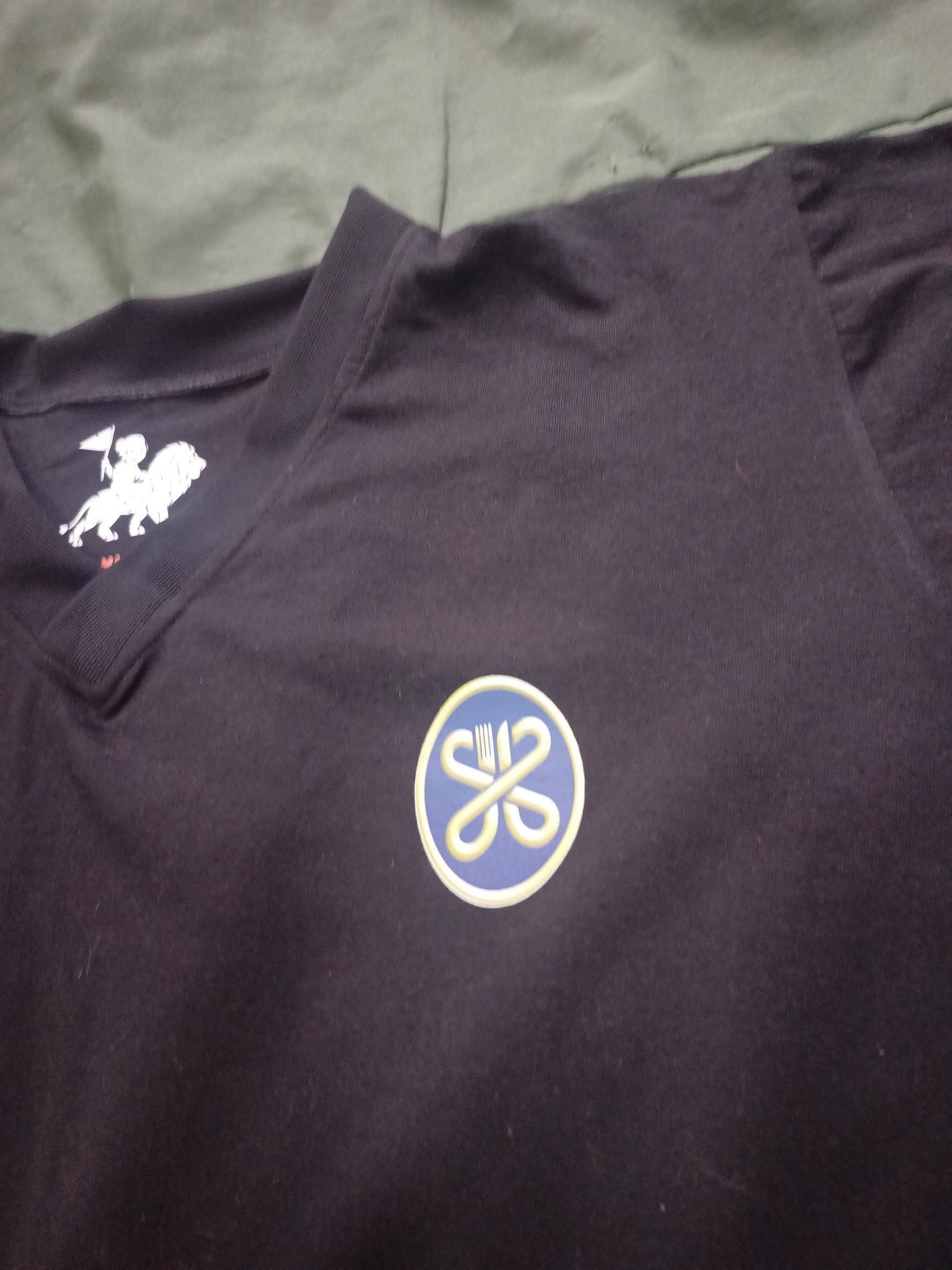 camiseta tela fríapa cuello V especial, de tamaño grande y estampado DTF textil del logo de un…