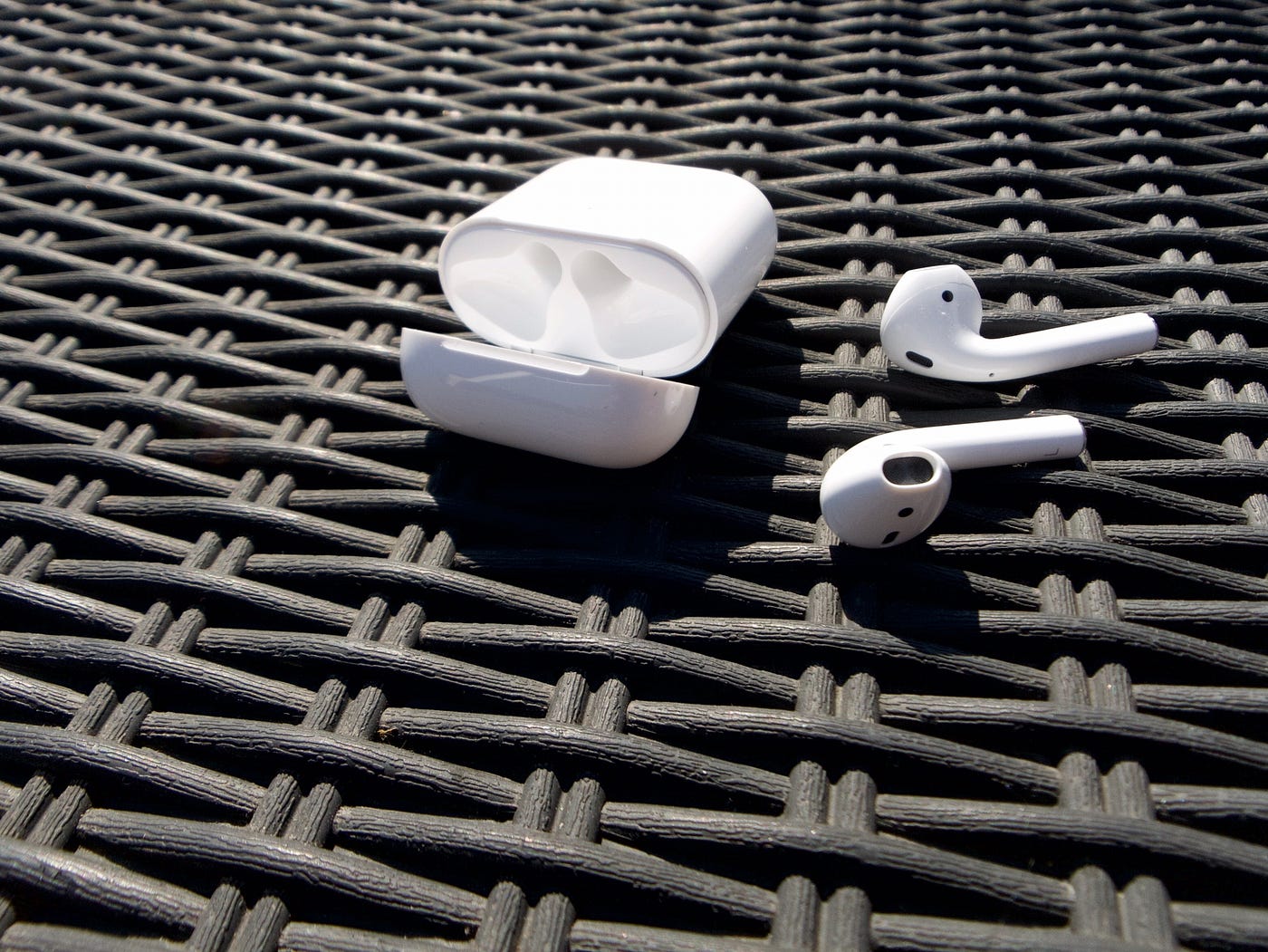 Test : AIRPODS V1 vs AIRPODS V2. La semaine dernière ont été annoncé la… |  by david | Medium