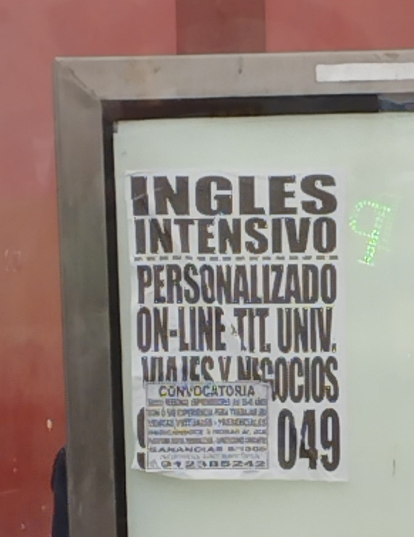 Graffiti y cartel con letra arial Bold en diferentes tamaños