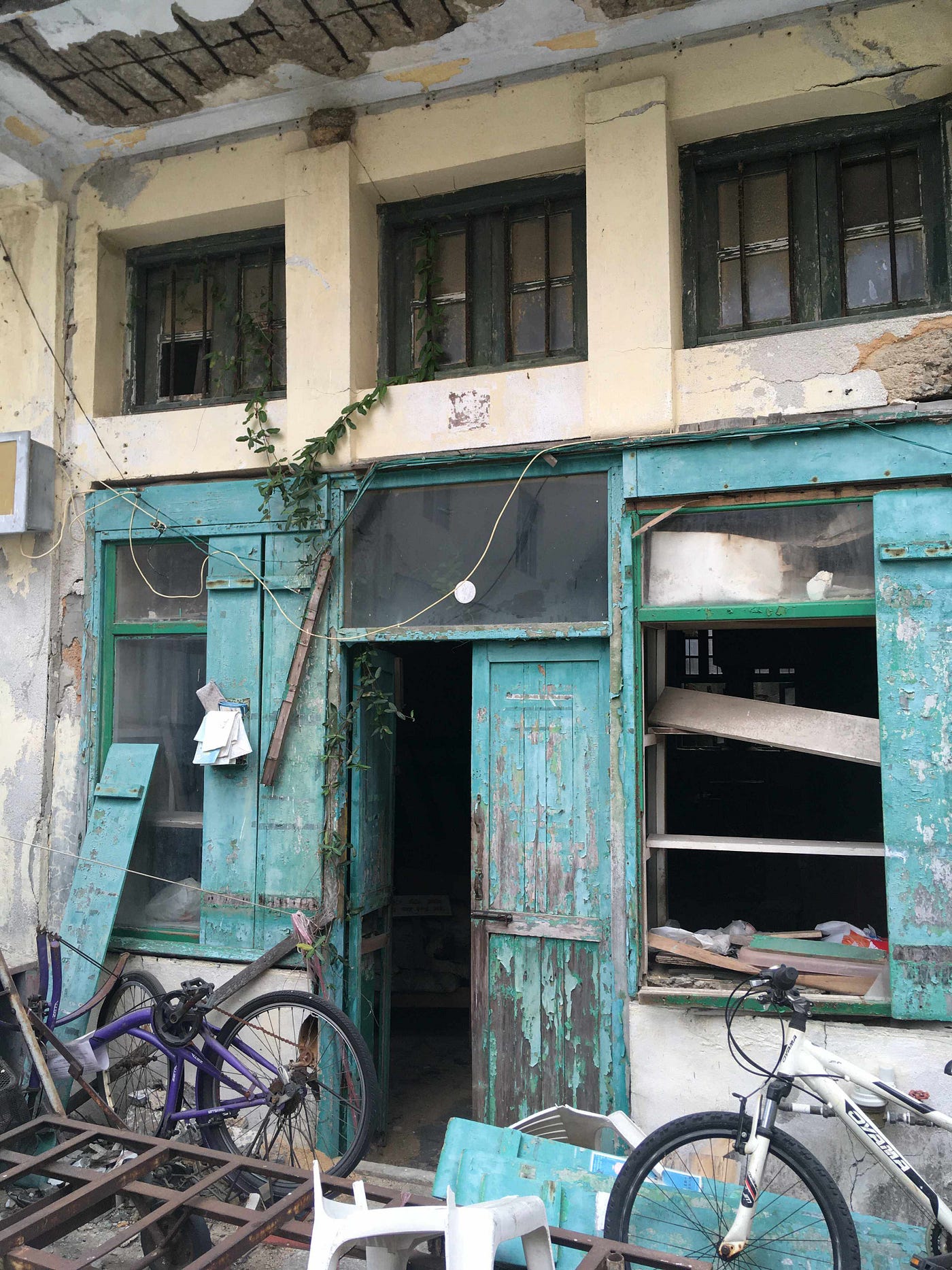 Abandoned residential brick house in Tai O, Hong Kong_(Photo by Oiseau)