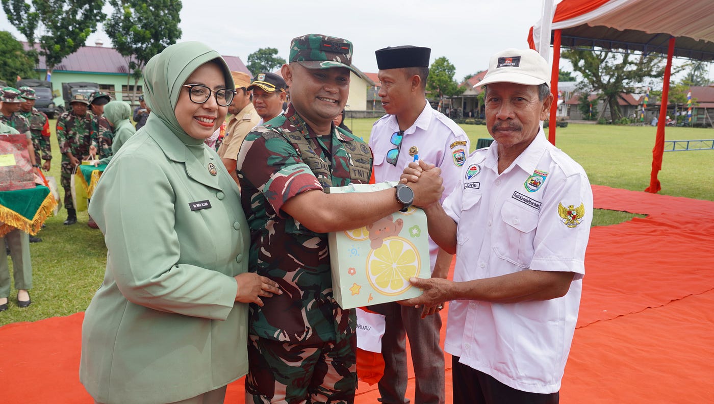PEMBUKAAN TMMD KE-123: FORKOPIMDA SERAHKAN TALI ASIH UNTUK ANAK STUNTING DI KABUPATEN MOROWALI