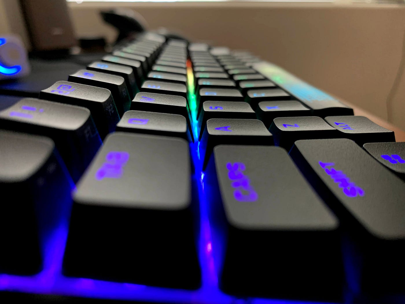 Teclado mecánico Gaming Corsair K65 RGB MINI - MX Speed - Versus