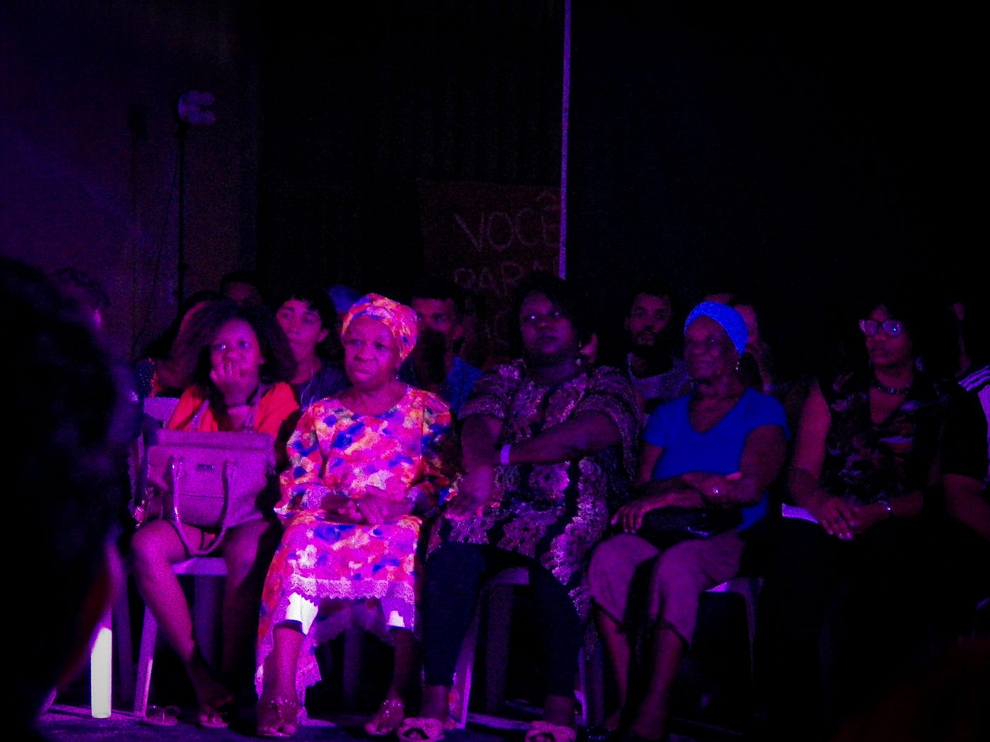 Mãe Fátima de Ogum acompanha as apresentações da Quarta Preta juntamente com sua família. Fotografia: Marco Túlio Dias — Comunicação Social Coletivo Negro Vale do Aço (março de 2023).