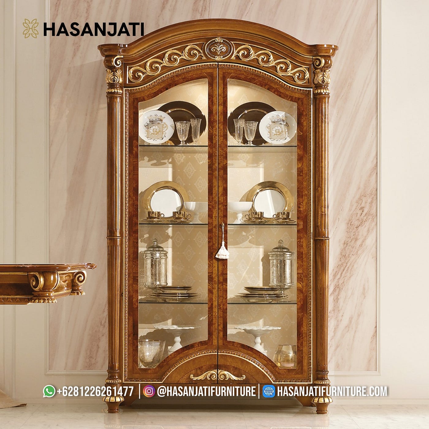 Detail ukiran halus pada Lemari Hias 2 Pintu. Saat membersihkan, pastikan debu di sela-sela ukiran dihilangkan dengan kuas lembut.