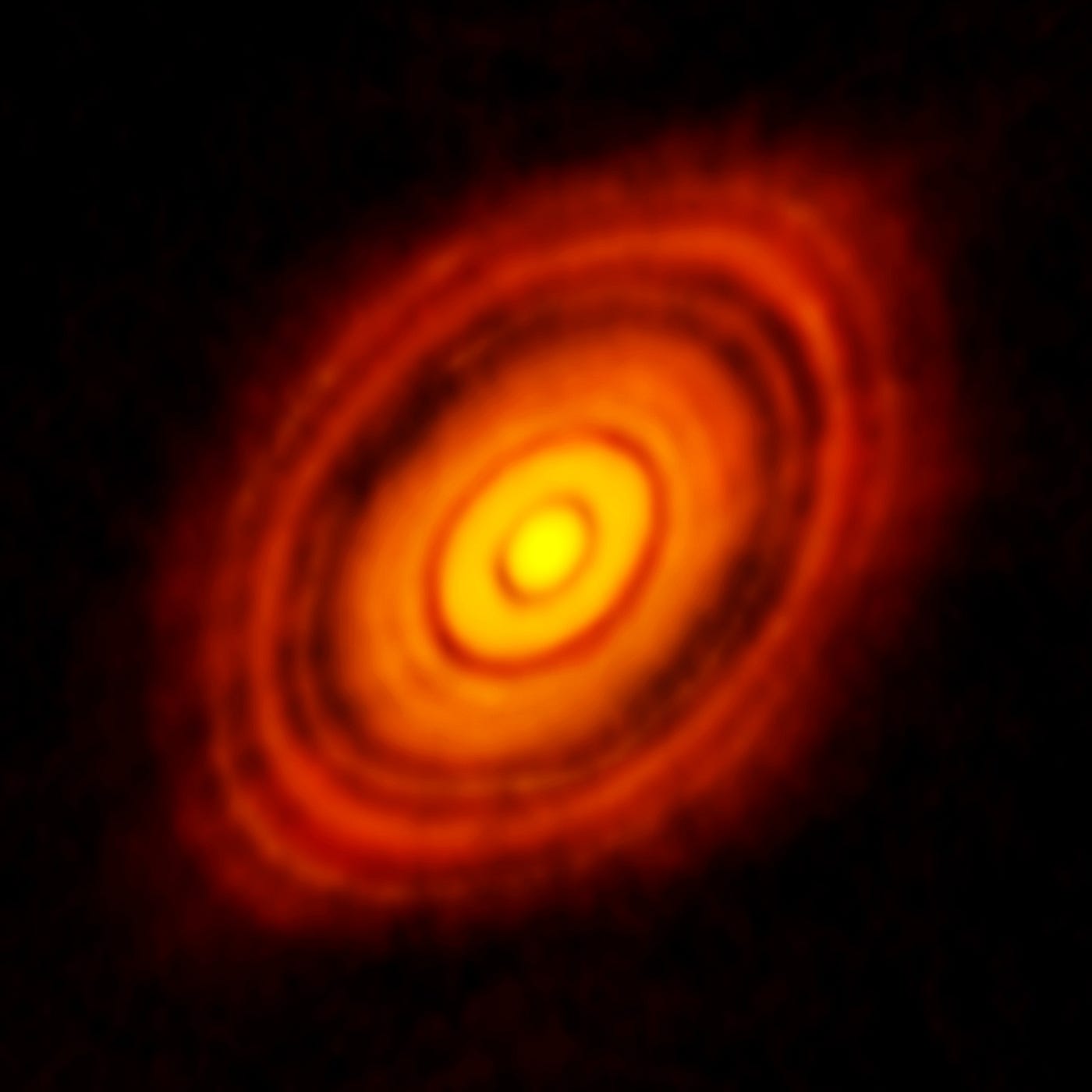 Il disco protoplanetario che circonda la giovane stella HL Tauri, ripreso con incredibile dettaglio dall’interferometro ALMA. I solchi concentrici potrebbero essere stati scavati da pianeti in via di formazione [ALMA (ESO/NAOJ/NRAO)]
