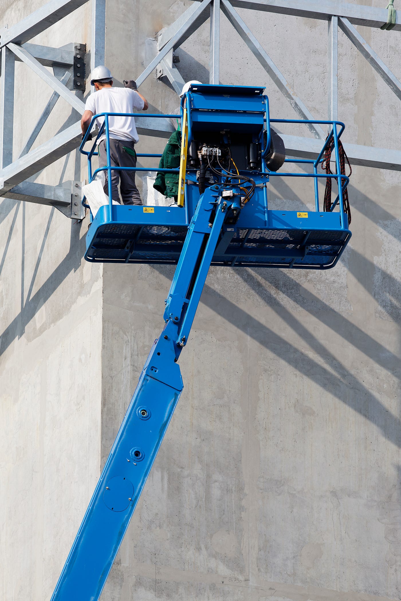 10 Common Mistakes Made While Operating Aerial and Scissor Lifts