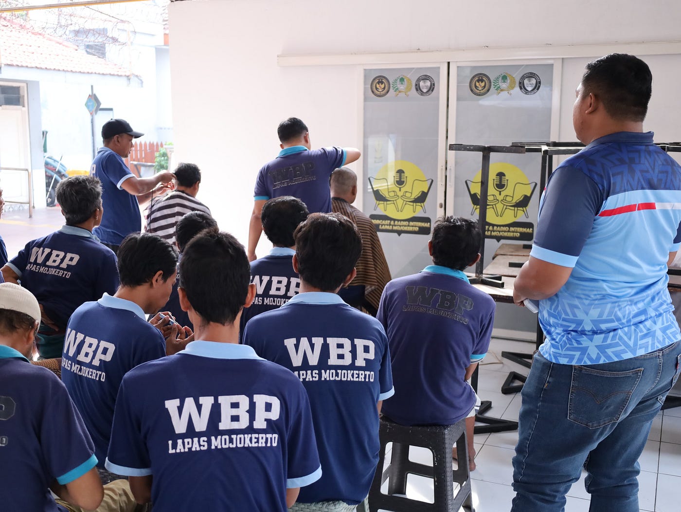Keterampilan Berdaya, Lapas Mojokerto Perkuat Pembinaan Positif Melalui Kegiatan Potong Rambut…
