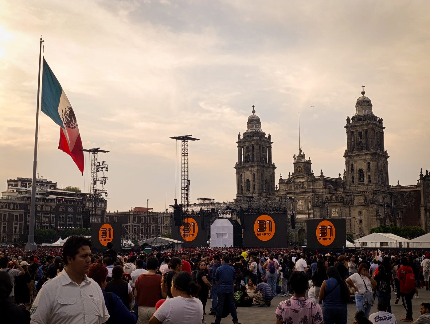 El Zócalo de CDMX baila sin cesar al ritmo de 31 Minutos