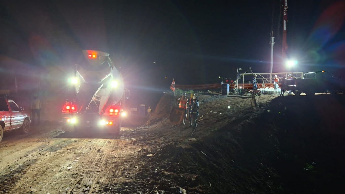 Vaciado nocturno de concreto en cimentación profunda, con operarios y supervisores trabajando en coordinación y seguridad.
