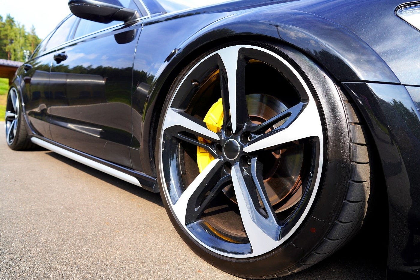 How Low-Profile Tires and Custom Suspensions Affect Wheel Alignment Tolerances
