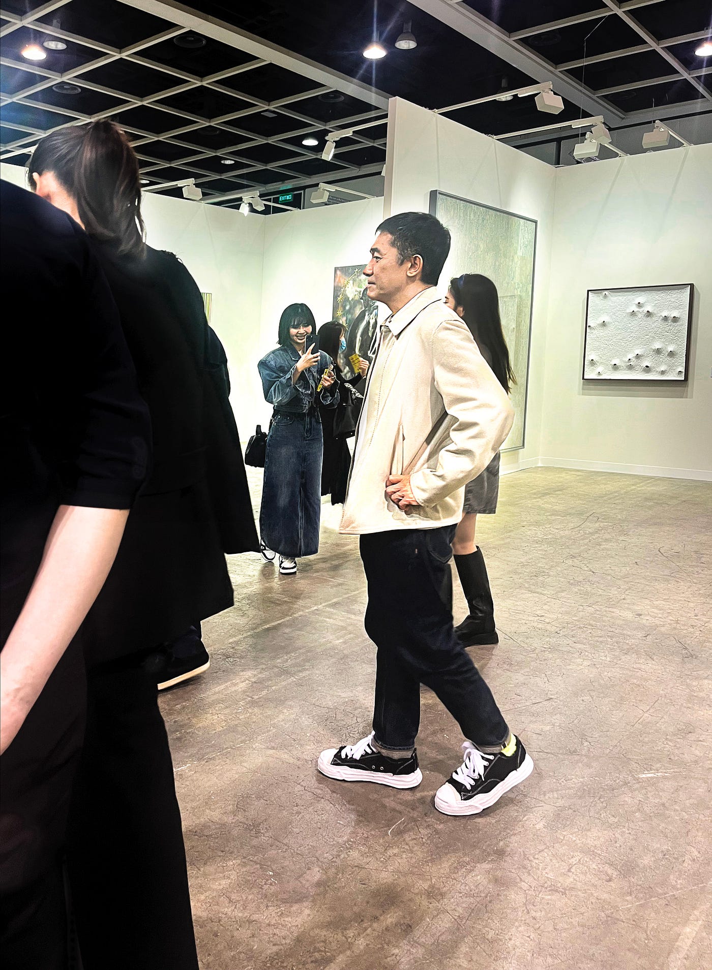 Art Basel 2023  與隱性暴力》翟宗浩極權資本主義前些日子中文大學藝術系譚偉平老師，領着碩士班同學們蒞臨火炭工作室，談話頭一度指涉文化暴力，時間所限只粗略介紹過表面施暴，緊迫中没能細説分明⋯⋯…  - Chak 翟宗浩- Medium