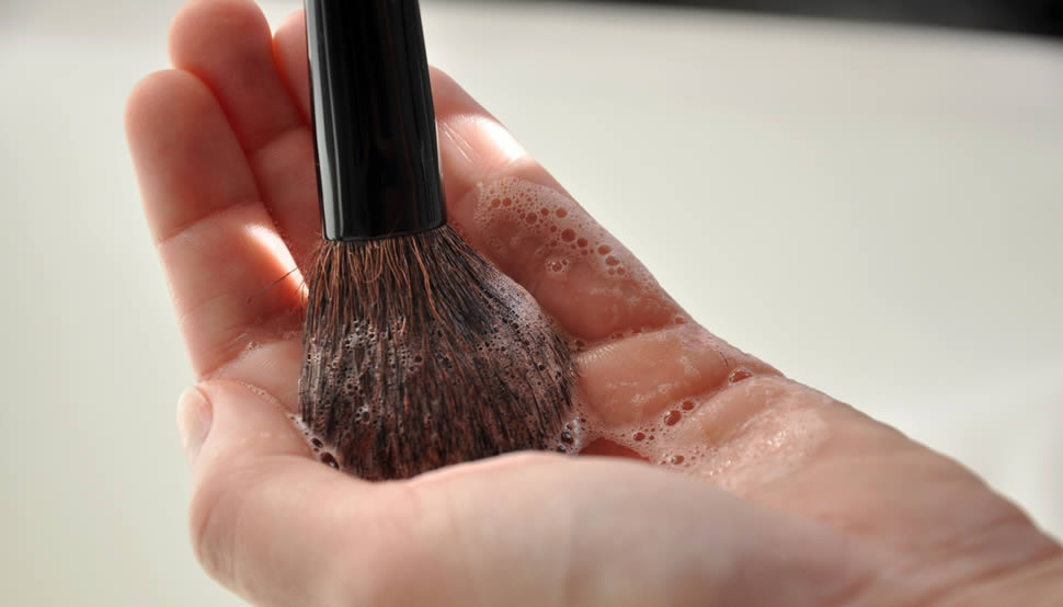 Dica para limpar pincéis de maquiagem mega sujos! | by Paola Gavazzi |  TRUQUES DE MAQUIAGEM - Paola Gavazzi