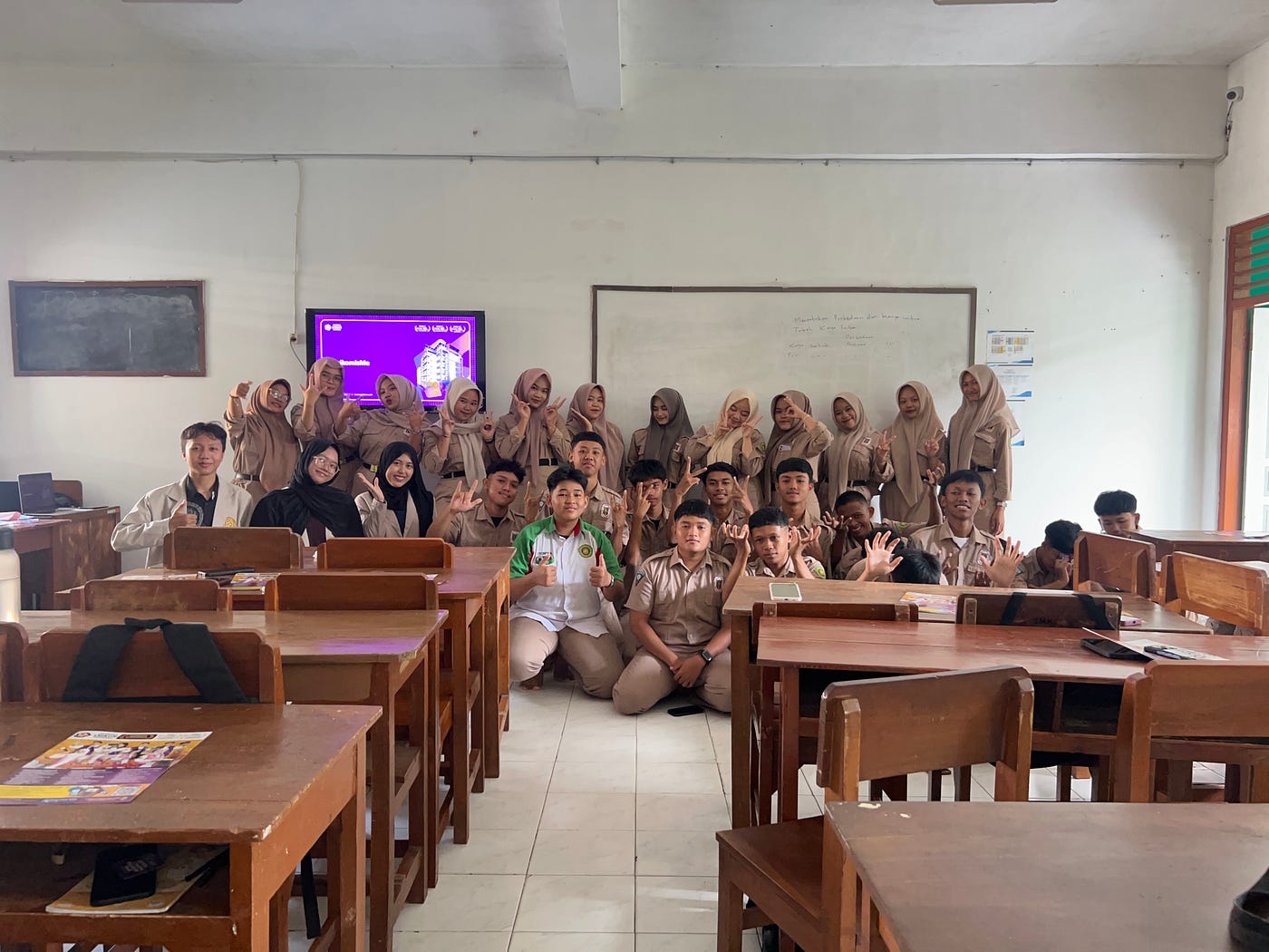 Ketika Teori Turun ke Lapangan: Pelajaran Komunikasi yang Tidak Ada di Buku Teks
