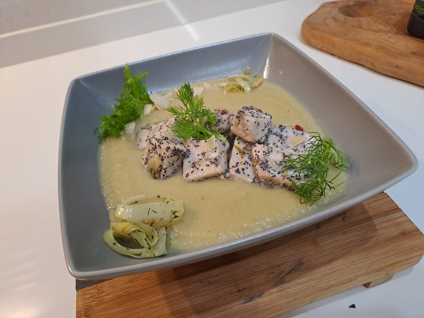 Vellutata di porri e finocchio con dadolata di spada glassato al miele e mandorle