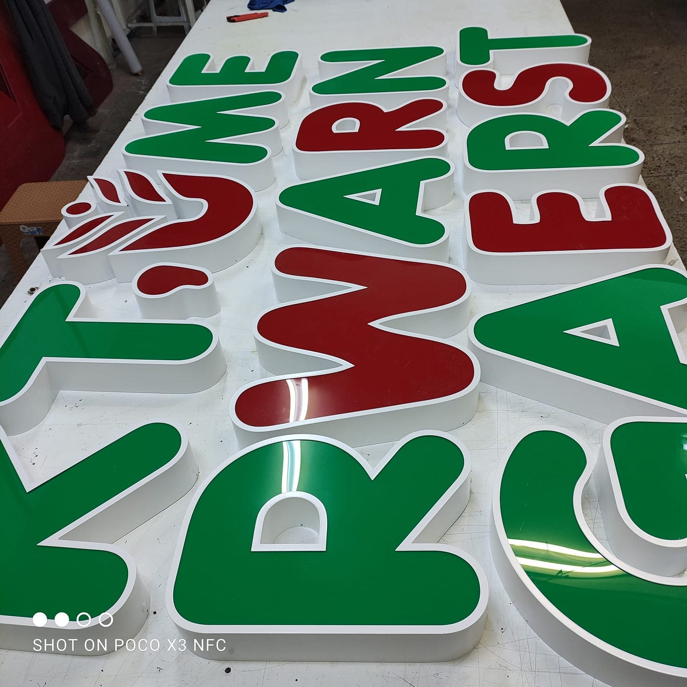 Aalst Light Advertising Facade : Solution Publicitaire Esthétique qui augmente la visibilité de…