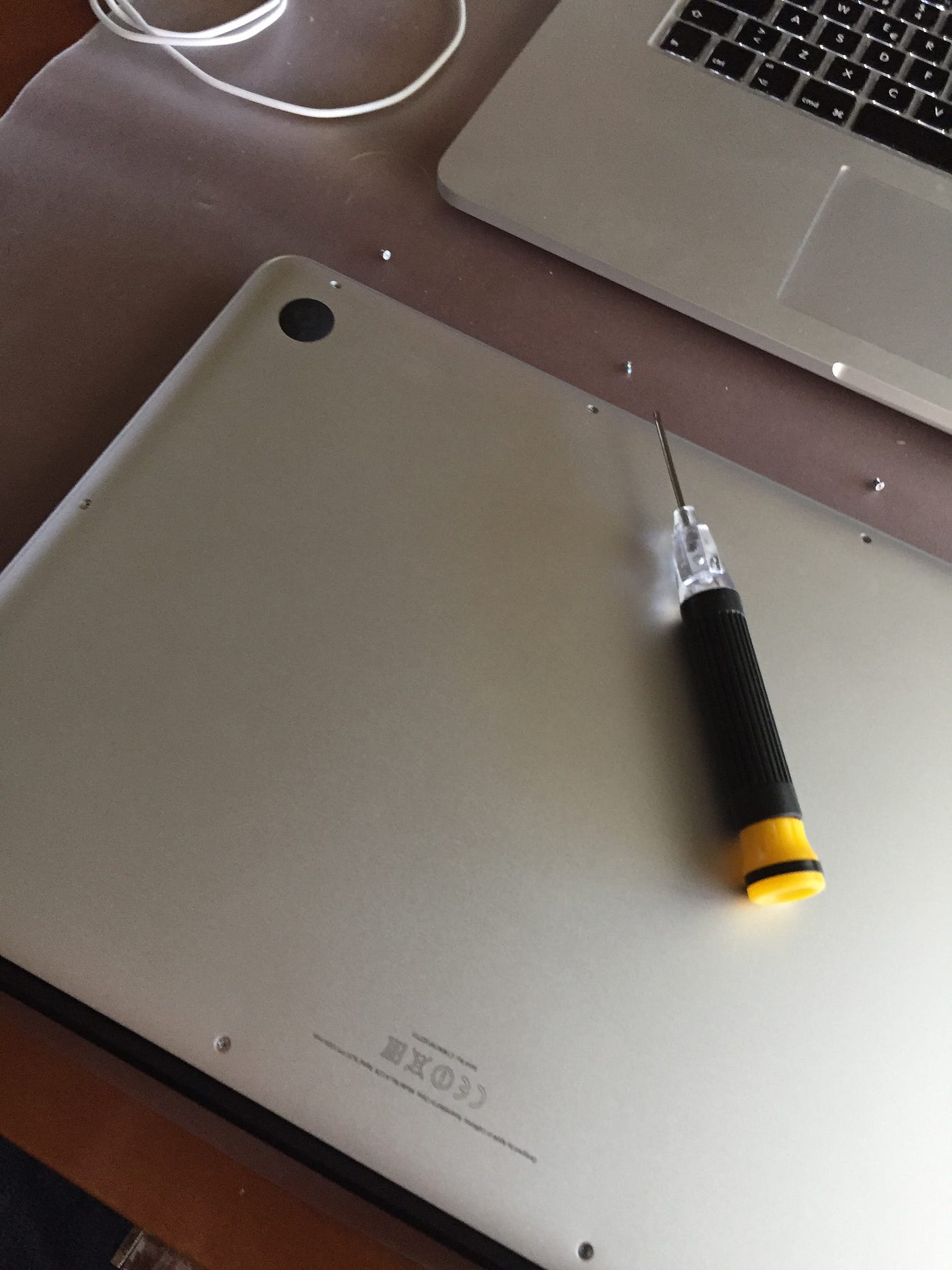 Cómo cambiar el disco duro de un MacBook Pro | by Antonio Cambronero |  Medium