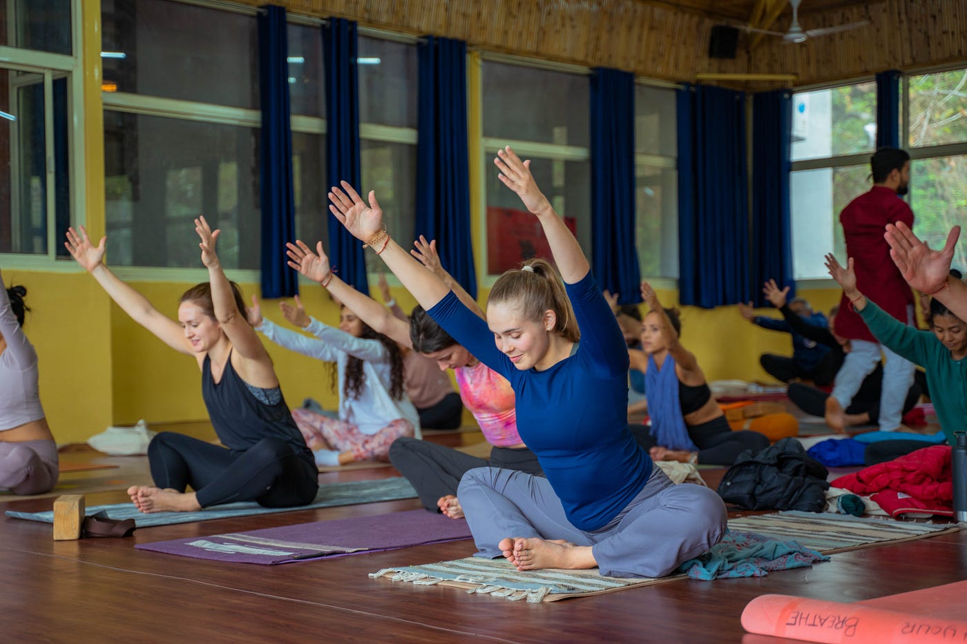 Kundalini Yoga 101: What to Wear to Kundalini Yoga Sessions