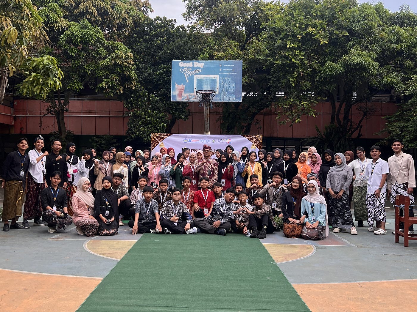 Dukung SDGs, Mahasiswa UM 2026 Gelar Tradifun Games dan Fashion Show Kartini di SMPN 14 Malang