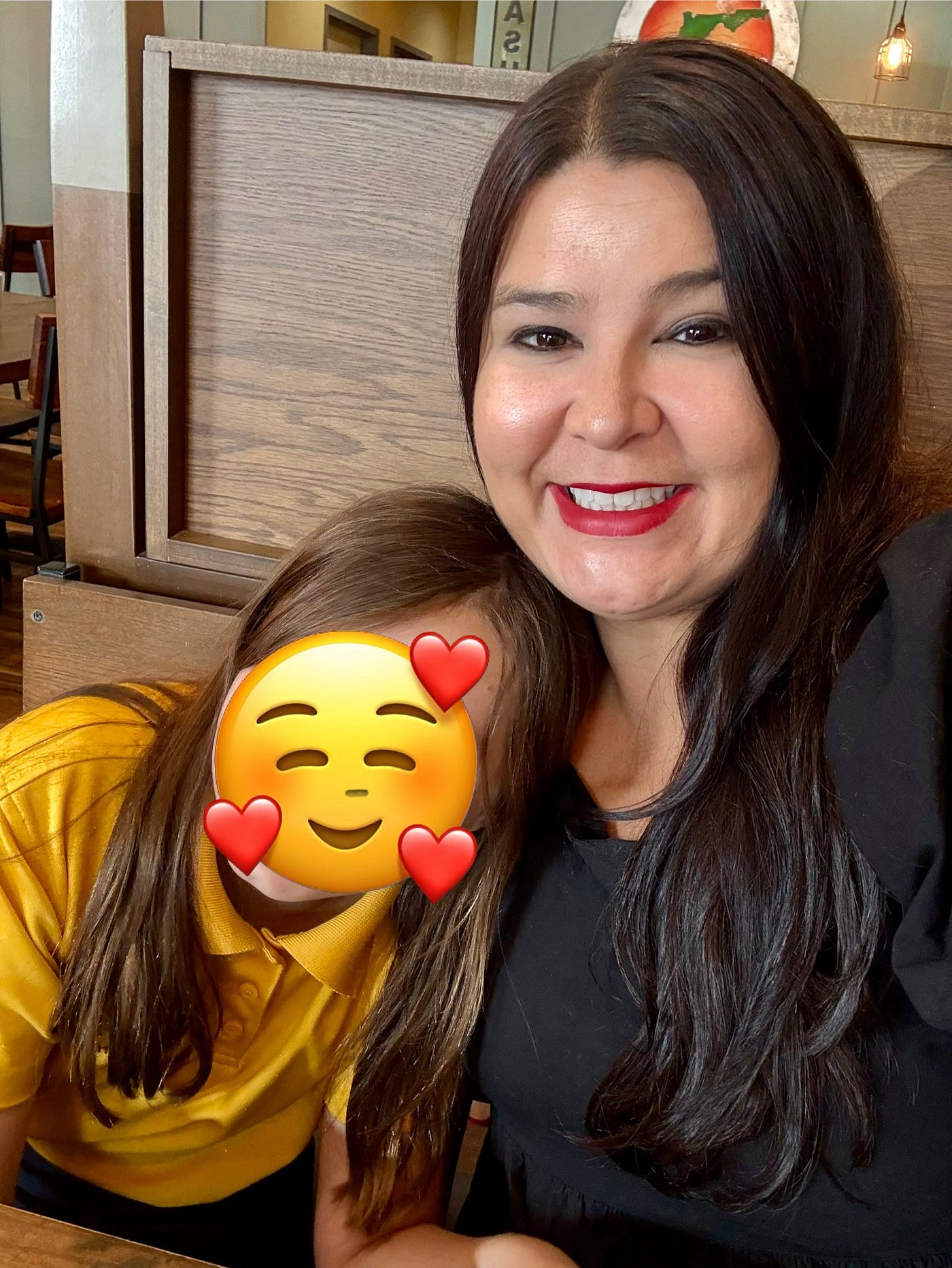 작가와 딸의 셀카. 딸의 얼굴은 하트 모양 이모티콘으로 가려져 있다.<BR>