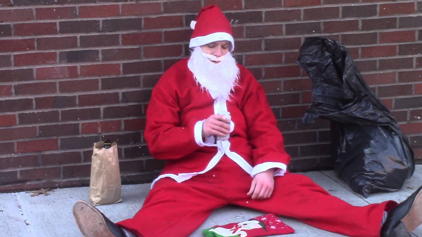 пьяный санта клаус. пьяный дед мороз в снегу. пьяный дед мороз. пьяный дед мороз. выход пьяного деда мороза.